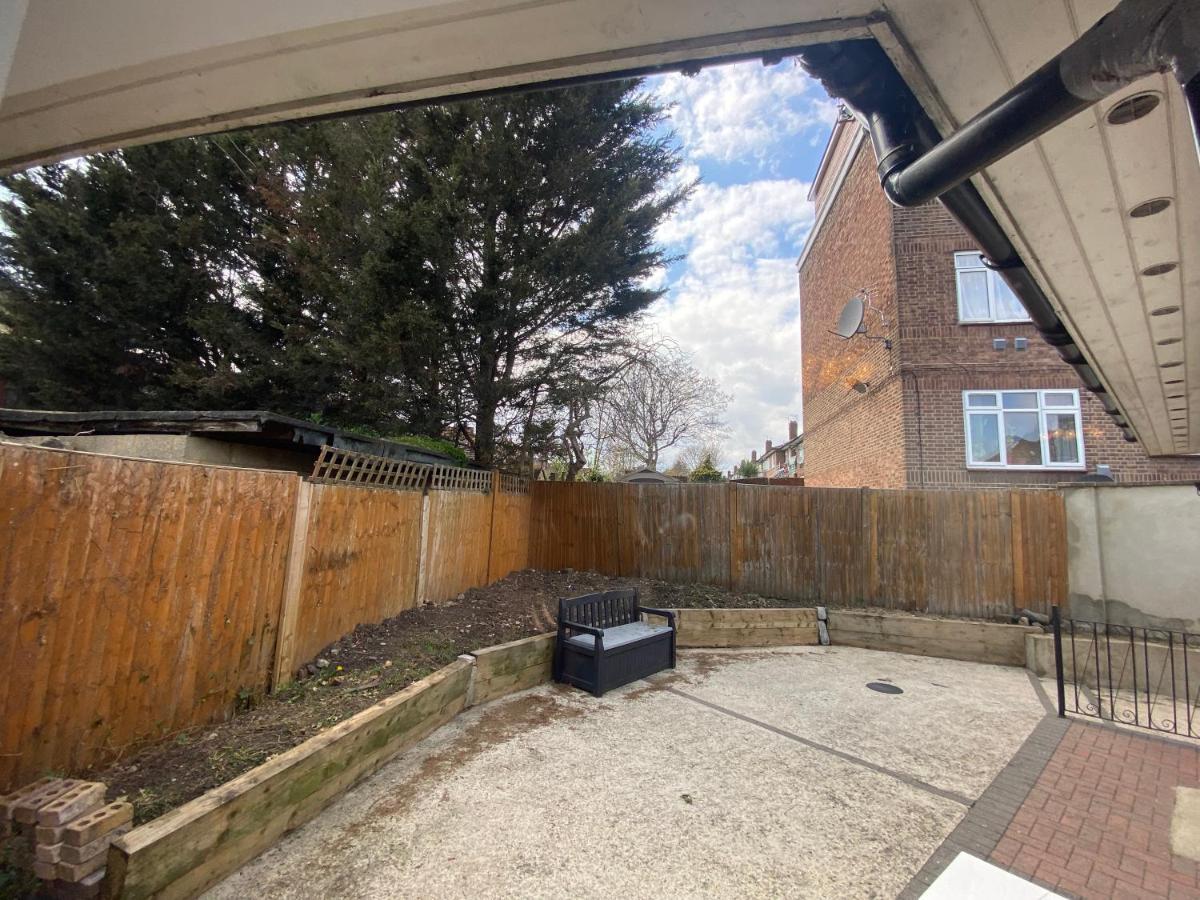 Private House With Free Park For Group Near Wembley Station London Exterior photo
