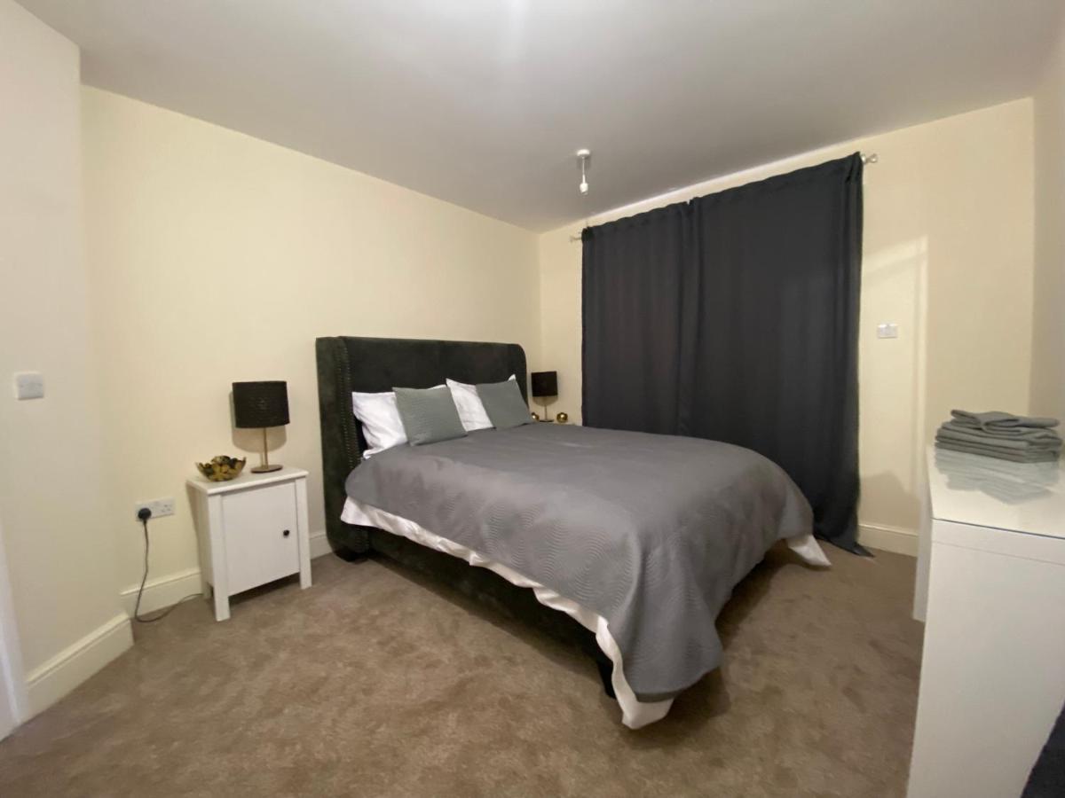 Private House With Free Park For Group Near Wembley Station London Exterior photo