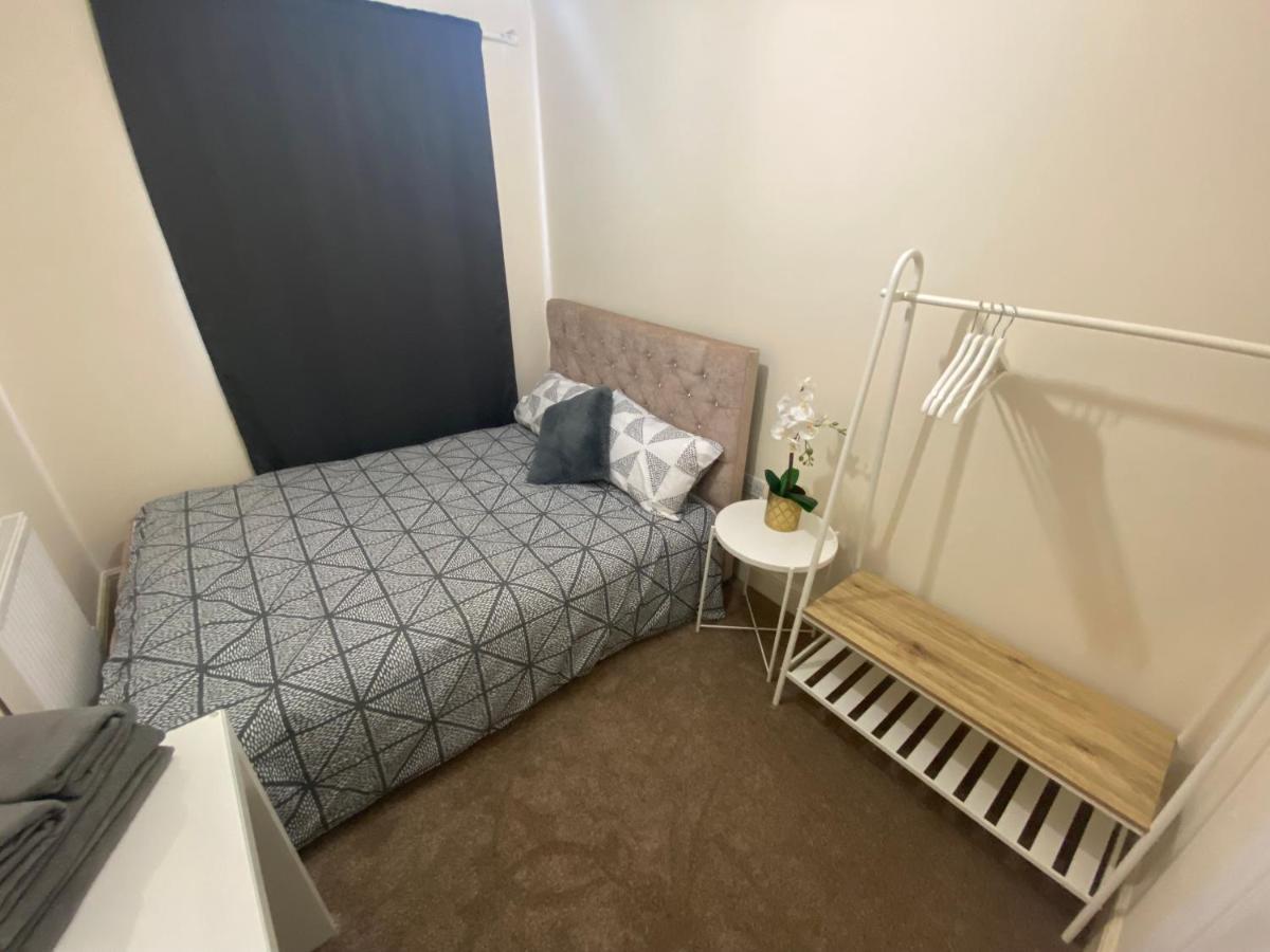 Private House With Free Park For Group Near Wembley Station London Exterior photo
