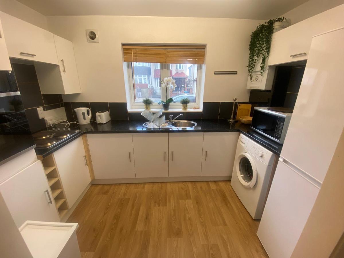 Private House With Free Park For Group Near Wembley Station London Exterior photo
