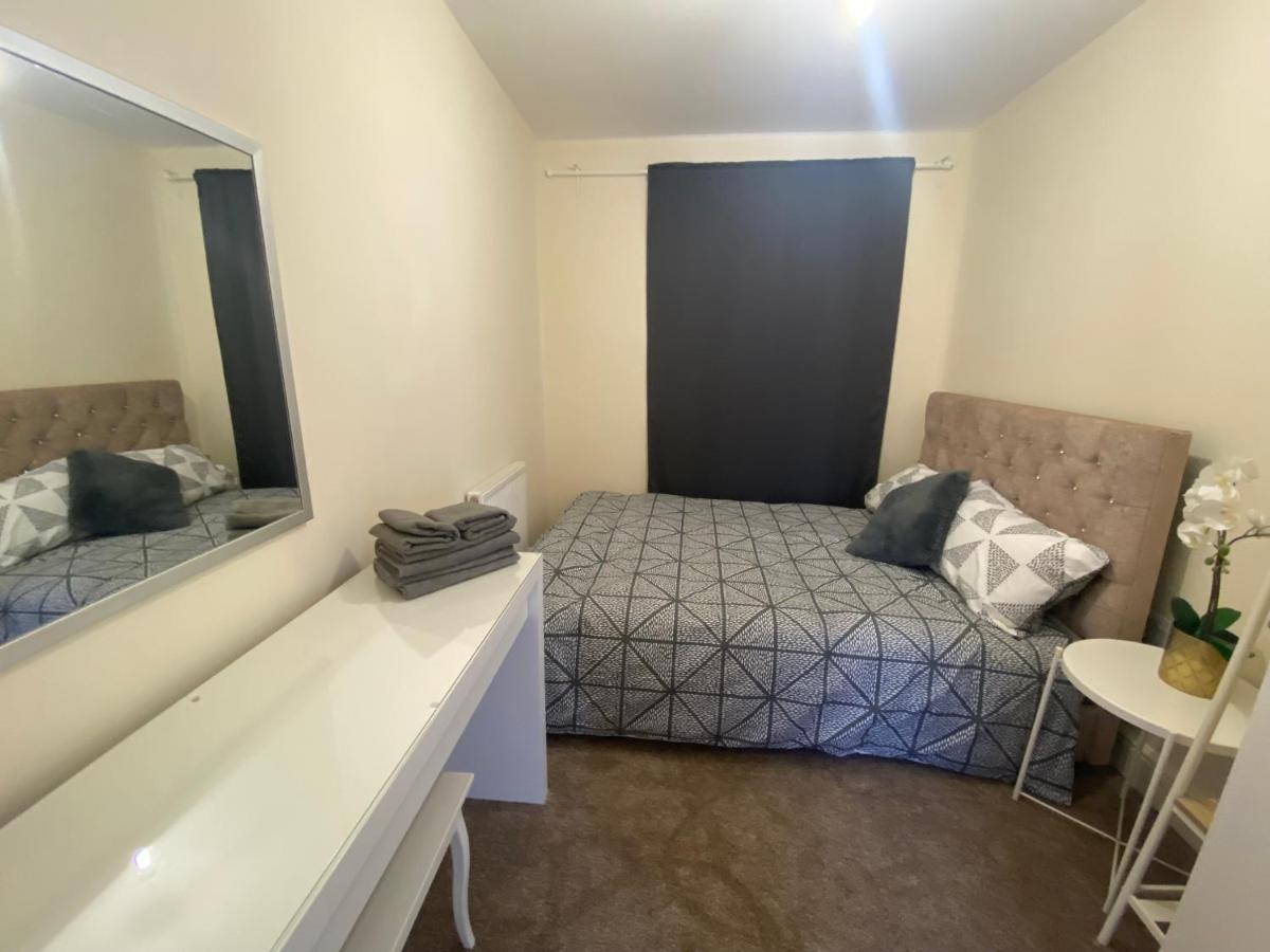 Private House With Free Park For Group Near Wembley Station London Exterior photo