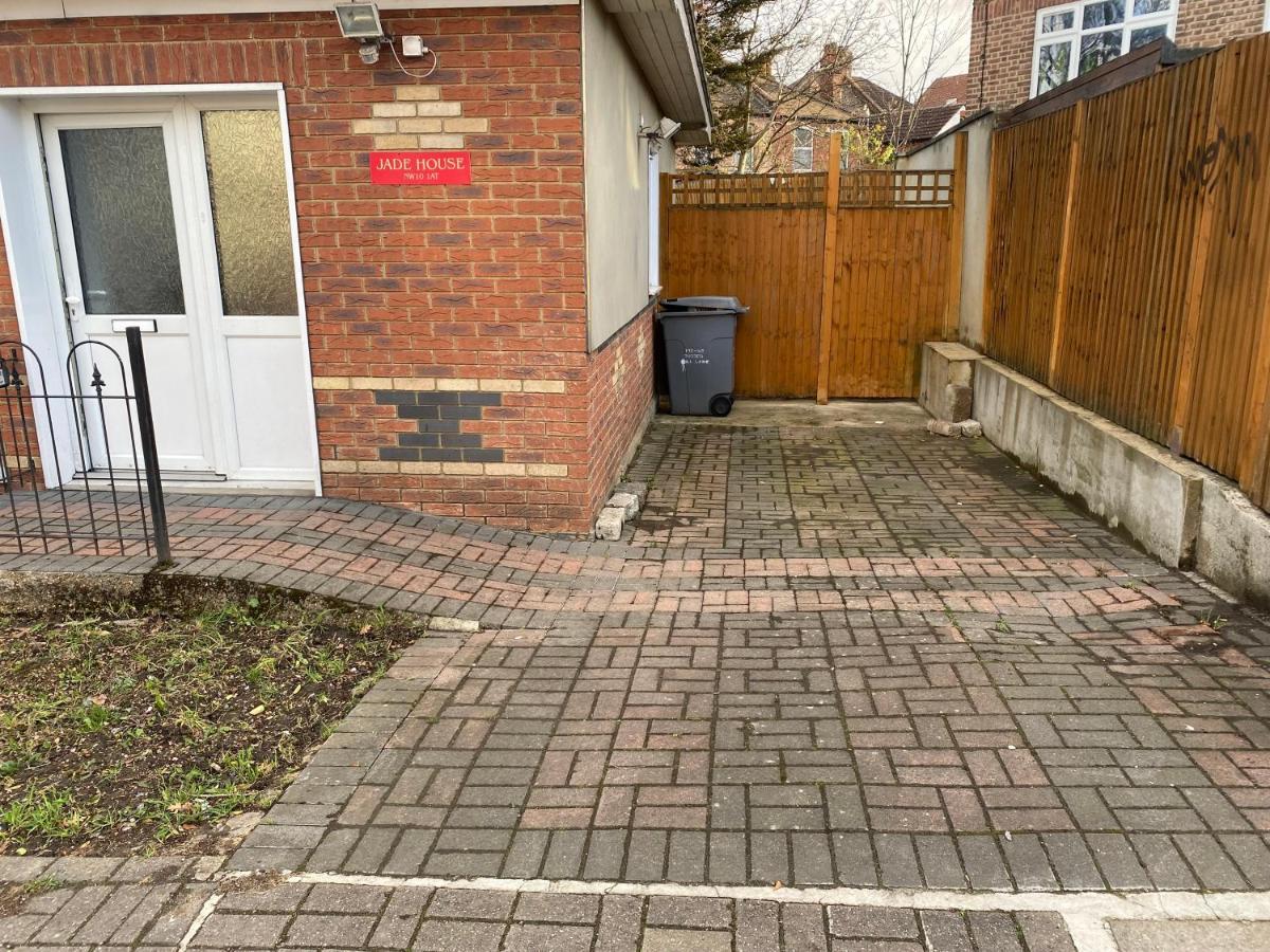 Private House With Free Park For Group Near Wembley Station London Exterior photo